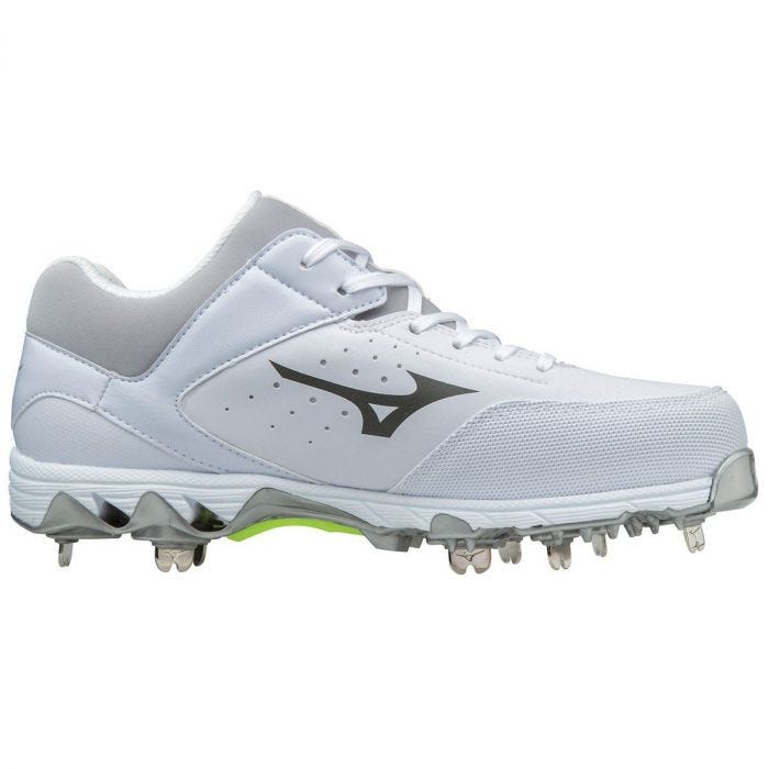 fastpitch cleats with pitching toe